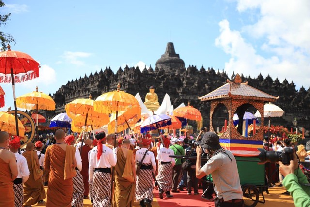Pawai Hari Waisak di Borobudur, Senin (16/5). Foto: Dok: Kementerian Agama