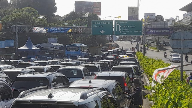 Suasana kemacetan di jalur Puncak saat libur Waisak. Foto: Dok. Istimewa