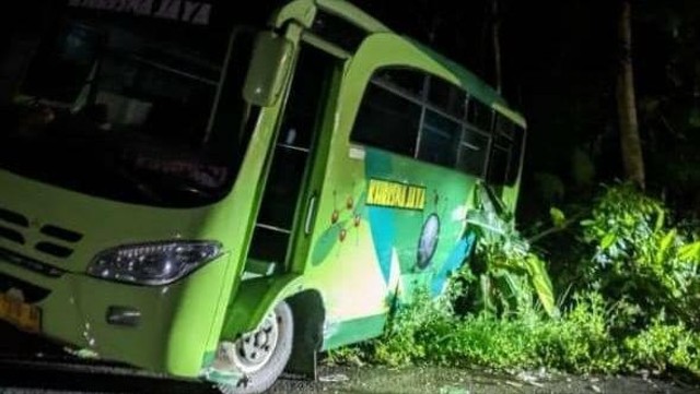 Kondisi bus di Bantul usai tabrak 2 mobil akibat tak kuat menanjak. Foto: istimewa.