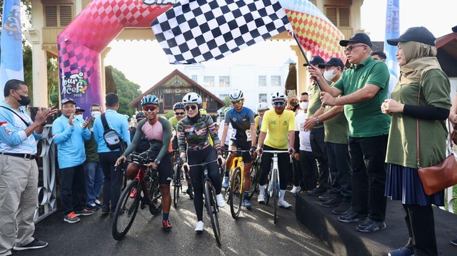 Sekda Aceh, Taqwallah melepas peserta Tour de Aceh etape II. Foto: Suparta/acehkini