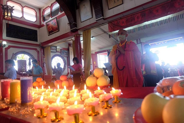 Umat Buddha melaksanakan ibadah pada Hari Raya Waisak di Vihara Tanda Bhakti, Kota Bandung, Senin (16/5/2022). FOTO: Humas Pemkot Bandung