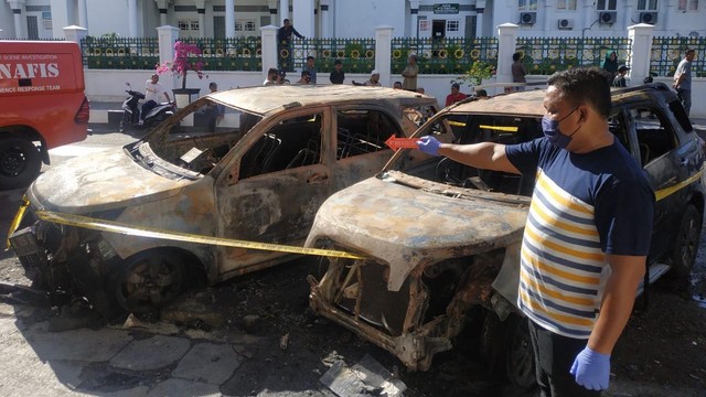 2 Mobil Terbakar di Belakang Masjid Raya Baiturrahman, Polisi: Murni Korsleting (119528)