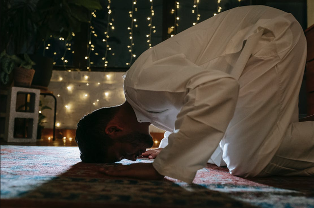 Ilustrasi melaksanakan sholat tahajud pada sepertiga malam terkahir. Foto: pexels.com/michael-burrows/