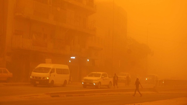 Kondisi saat Ibu kota Irak, Baghdad masih diselimuti badai pasir pada Senin (16/5/2022). Foto: Sabah Arar/AFP