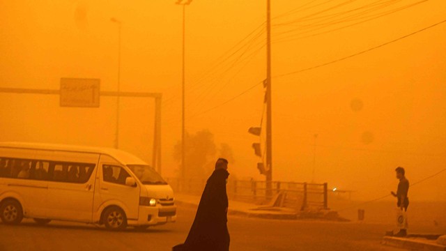 Kondisi saat Ibu kota Irak, Baghdad masih diselimuti badai pasir pada Senin (16/5/2022). Foto: Sabah Arar/AFP