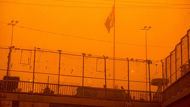 Kondisi saat Ibu kota Irak, Baghdad masih diselimuti badai pasir pada Senin (16/5/2022). Foto: Sabah Arar/AFP