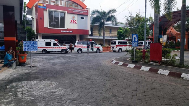 Jenazah korban kecelakaan bus di tol Surabaya-Mojokerto KM 712 dievakuasi di Rumah Sakit Umum Daerah dr. Wahidin Sudiro Husodo, Kota Mojokerto, Senin (16/5/2022). Foto: Farusma/kumparan
