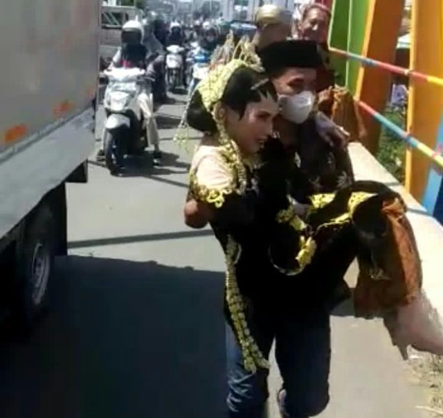 Tradisi bopong pengantin di Tegal. (Foto: Lanang Setiawan)