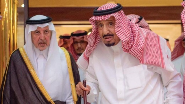 Gubernur Makkah Pangeran Khalid bin Faisal (kiri) mendampingi Raja Salman meninggalkan Rumah Sakit Khusus King Faisal, Jeddah, Minggu (15/5/2022) Foto: Twitter/@MakkahRegion