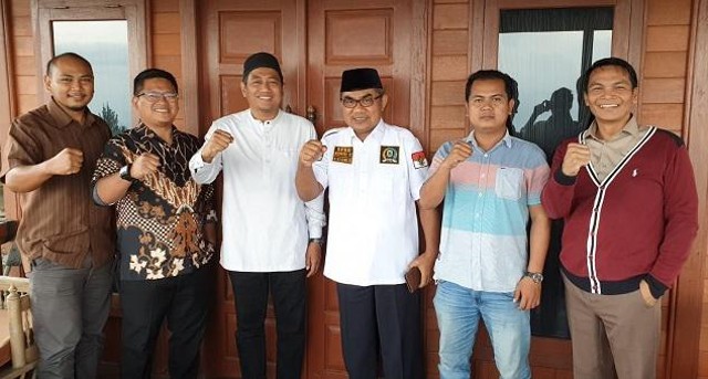 Direktur Utama Puspita Cipta Grup Kuningan, H Rokhmat Ardiyan saat bertemu dengan Ketua PKB Kuningan, H Ujang Kosasih. (Istimewa)