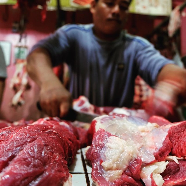 Pedagang daging sapi segar di Tanjungpinang. Foto: Ismail/kepripedia.com