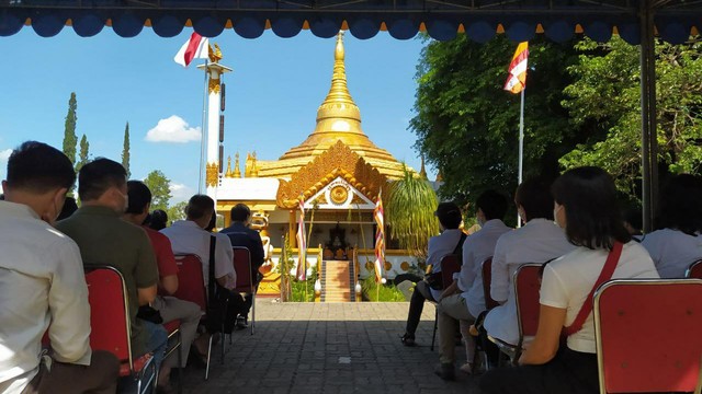 Umat Buddha menghadiri perayaan hari Raya Waisak di Vihara Dhammadipa Arama di Kota Batu. foto/Ulul Azmy