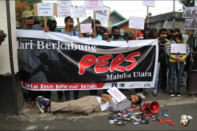 Sejumlah Jurnalis di Maluku Utara saat menggelar aksi unjuk rasa terkait aksi-aksi kekerasan terhadap pers. Foto: Faris Bobero/cermat