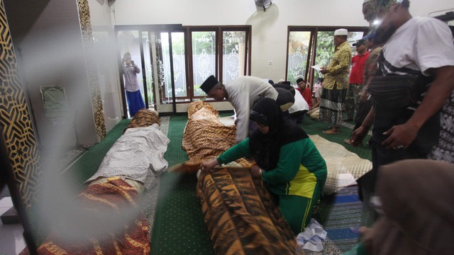 Warga bersiap menshalatkan jenazah korban kecelakaan bus pariwisata sebelum dimakamkan di Makam Islam Benowo, Surabaya, Jawa Timur, Senin (16/5/2022). Foto: Didik Suhartono/Antara Foto