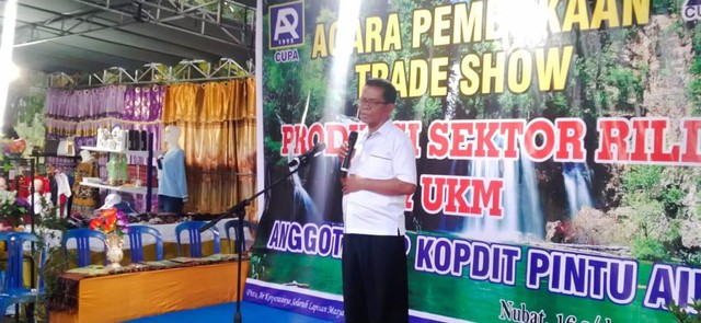Keterangan foto : Ketua KSP Kopdit Pintu Air memberikan sambutan Pembukaan Trade Show Produksi sektor ril dan UKM anggota KSP Kopdit Pintu Air di Pintar Asia Resort, Senin (16/5). Foto : Athy Meaq