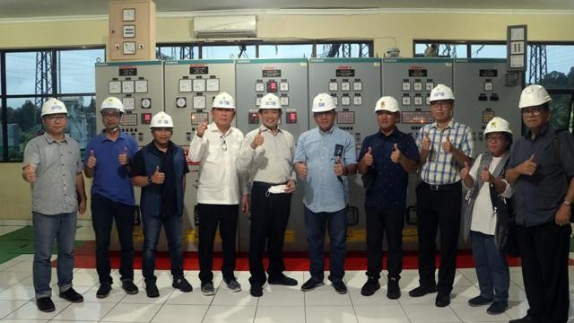 GM PLN UIW Suluttenggo saat mengajak investor Kawasan Industri Mongondow (Kimong) ke Gardu Induk Lolak untuk menjelaskan ketersediaan energi listrik untuk pembangunan proyek tersebut.