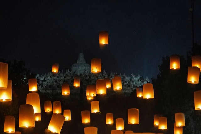 Lampion harapan diterbangkan pada rangkaian perayaan Tri Suci Waisak 2566 BE/2022 di pelataran candi Borobudur, Magelang, Jawa Tengah, Senin (16/5/2022). Foto: Anis Efizudin/ANTARA FOTO