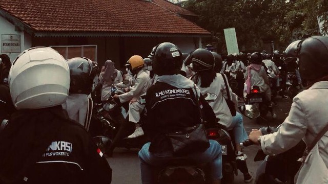 Sumber : Asyifa Nur Hamidah (Banyumas,16/05/22) para Mahasiswa Ilmu Komunikasi memasuki wilayah Pendopo Si Panji.