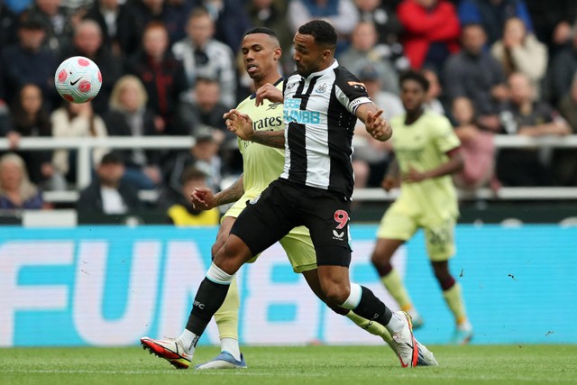 Pemain Arsenal Gabriel berebut bola dengan pemain Newcastle United Callum Wilson pada pertandingan lanjutan Liga Inggris di Stadion St James' Park, Newcastle, Inggris. Foto: Scott Heppell/REUTERS