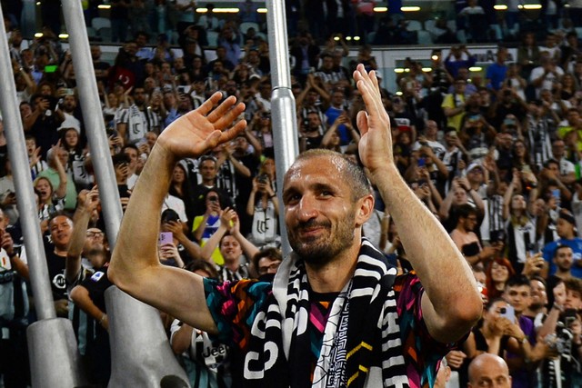 Pemain Juventus Giorgio Chiellini menyapa supoter saat melawan Lazio pada pertandingan lanjutan Liga Italia di Allianz Stadium, Turin, Italia. Foto: Massimo Pinca/REUTERS