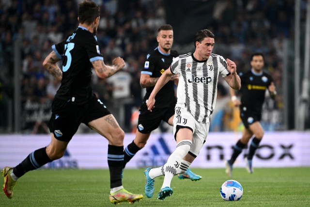 Pemain Juventus Dusan Vlahovic  berusaha melewati pemain Lazio pada pertandingan lanjutan Liga Italia di Allianz Stadium, Turin, Italia. Foto: Marco BERTORELLO / AFP