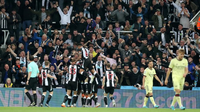 Selebrasi pemain Newcastle United usai mencetak gol ke gawang Arsenal pada pertandingan lanjutan Liga Inggris di Stadion St James' Park, Newcastle, Inggris. Foto: Scott Heppell/REUTERS