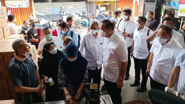 Menteri Perdagangan Muhammad Lutfi meninjau lokasi penjualan minyak goreng curah Rp 14 ribu/liter di Toko Wongso, Kecamatan Makasar, Jakarta Timur, Selasa (17/5/2022). Foto: Akbar Maulana/kumparan