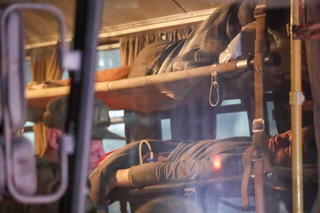 Para tentara militer Ukraina beristirahat di dalam bus yang menjadi sarana transportasi untuk evakuasi di pabrik baja Avosztal, Mariupol, Ukraina, Senin (16/5/2022). Foto: Alexander Ermochenko/REUTERS