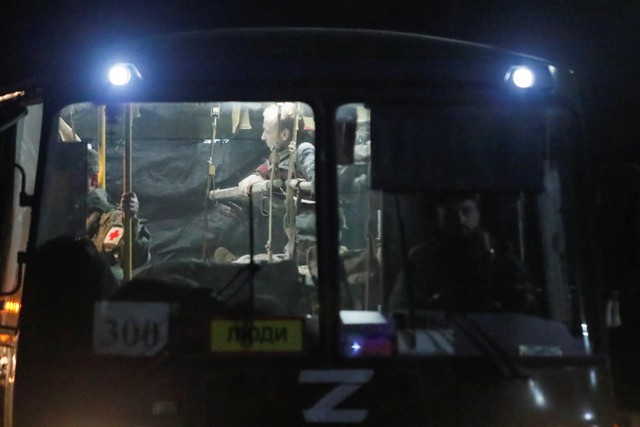 Para tentara militer Ukraina beristirahat di dalam bus yang menjadi sarana transportasi untuk evakuasi di pabrik baja Avosztal, Mariupol, Ukraina, Senin (16/5/2022). Foto: Alexander Ermochenko/REUTERS