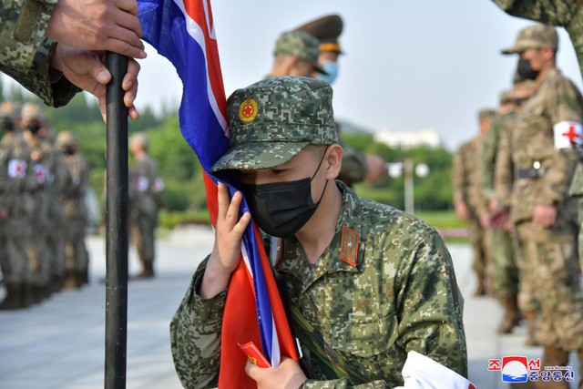 Personel militer dari korps medis Tentara Rakyat Korea menghadiri peluncuran kampanye untuk meningkatkan pasokan obat-obatan, di tengah pandemi COVID-19, di Pyongyang, Korea Utara, Selasa (17/5/2022). Foto: KNCA/via Reuters