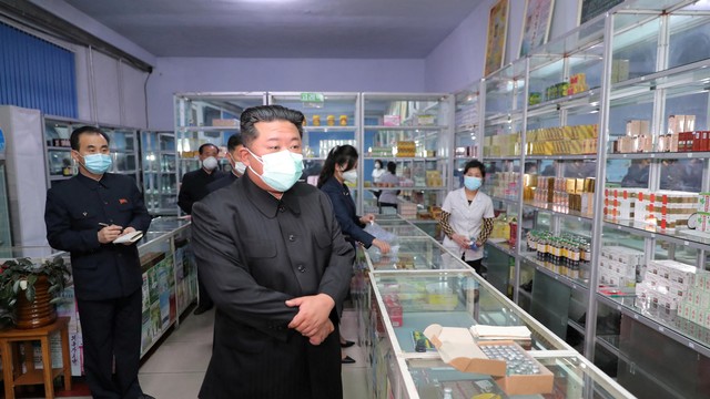 Pemimpin Korea Utara Kim Jong-un, meninjau apotek di Pyongyang, Korea Utara, pada Minggu (15/5/2022). Foto: KNCA/via Reuters
