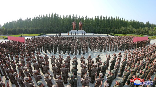 Personel militer dari korps medis Tentara Rakyat Korea menghadiri peluncuran kampanye untuk meningkatkan pasokan obat-obatan, di tengah pandemi COVID-19, di Pyongyang, Korea Utara, Selasa (17/5/2022). Foto: KNCA/via Reuters