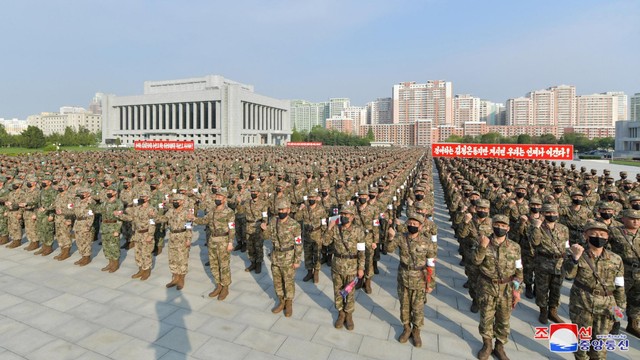 Personel militer dari korps medis Tentara Rakyat Korea menghadiri peluncuran kampanye untuk meningkatkan pasokan obat-obatan, di tengah pandemi COVID-19, di Pyongyang, Korea Utara, Selasa (17/5/2022). Foto: KNCA/via Reuters