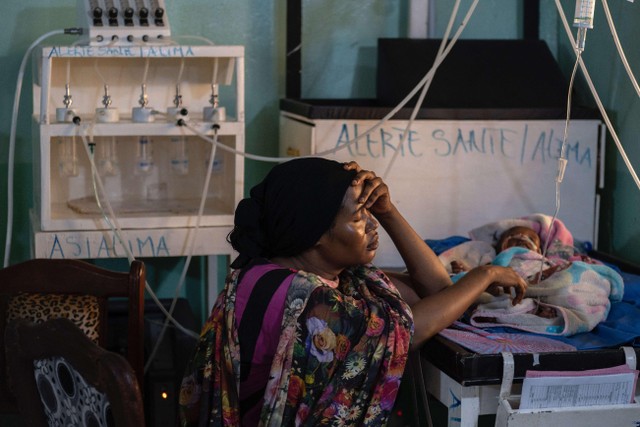Seorang ibu mengasuh anaknya di ruang pemulihan pasien gizi buruk di unit gizi yang dikelola ALIMA di rumah sakit Tchad/Chine di N'djamena, Chad pada Jumat (13/5/2022). Foto: ANDREW CABALLERO-REYNOLDS/AFP
