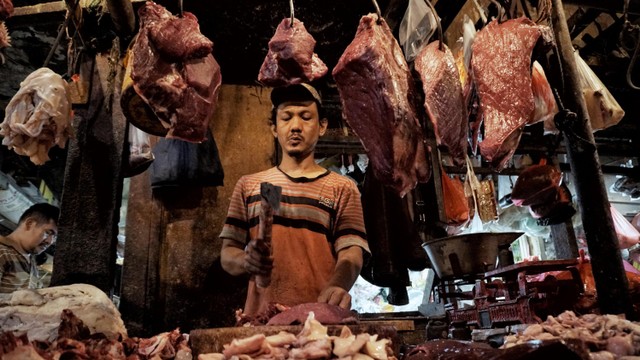 Pedagang daging sapi saat memotong daging di Pasar Minggu, Jakarta, Selasa (17/5/2022). Foto: Jamal Ramadhan/kumparan