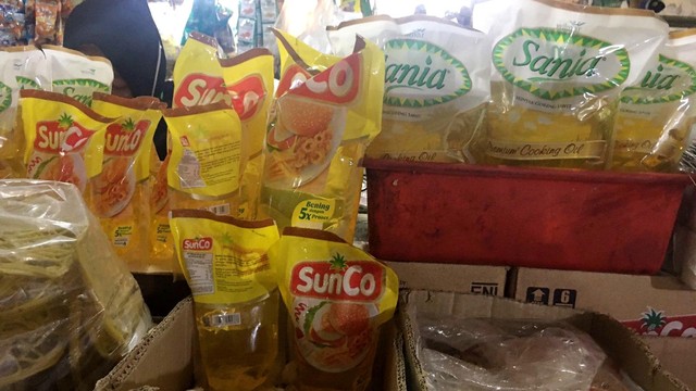 Ketersediaan minyak goreng kemasan di Pasar Mede, Cilandak, Jakarta Selatan, Selasa (17/5/2022). Foto: Galang/kumparan