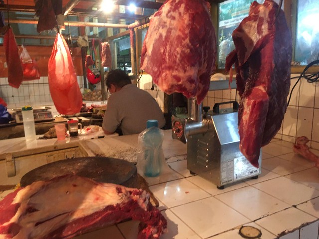 Stok daging sapi di Pasar Mede, Cilandak, Jakarta Selatan, Selasa (17/5/2022). Foto: Galang/kumparan