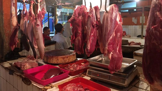 Stok daging sapi di Pasar Mede, Cilandak, Jakarta Selatan, Selasa (17/5/2022). Foto: Galang/kumparan