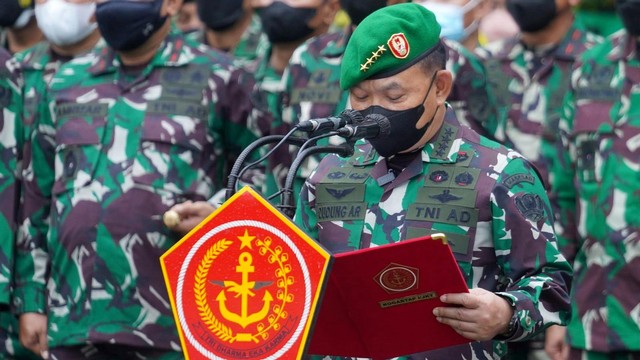 KSAD Jenderal Dudung Abdurachman pimpin upacara pemakaman Kasdam XVI/Pattimura Brigjen Stepanus Mahury, Selasa (17/5/2022). Foto: Dispenad