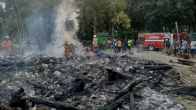 Kebakaran rumah dinas milik Perhutani, di Dusun Sugihan, Desa Kedungsumber, Kecamatan Temayang, Kabupaten Bojonegoro. Selasa (17/05/2022) (foto: dok istimewa)