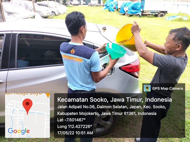 Rawat Mobil Sitaan KPK, Petugas Rupbasan Mojokerto Isi Bahan Bakar (87051)