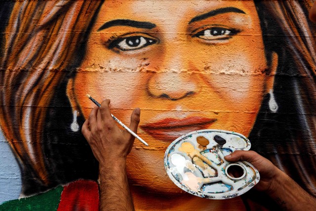 Lukisan mural untuk menghormati jurnalis Al Jazeera, Shireen Abu Akleh di Nazareth, Israel (16/5/2022). Foto: Ammar Awad/REUTERS