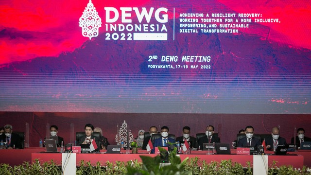 Menteri Komunikasi dan Informatika Johnny G. Plate (tengah) saat menghadiri rapat pertemuan kedua Digital Economy Working Group (DEWG) G20 di Yogyakarta, Selasa (17/5/2022). Foto: Mohammad Ayudha/ANTARA FOTO