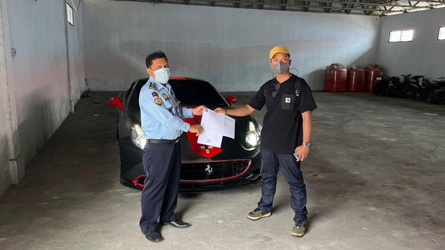 Mobil Ferrari F149 California milik Indra Kenz yang disita penyidik Bareskrim Polri di Medan, Selasa (17/5/2022). Foto: Dok. Istimewa