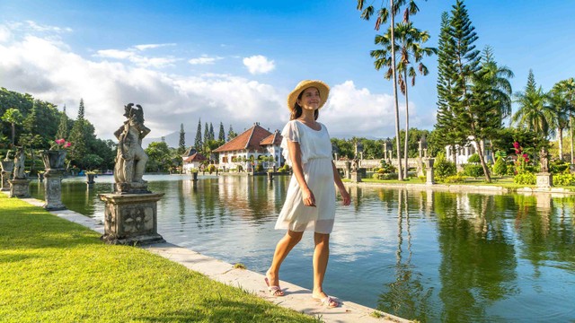 Ilustrasi kolam pemandian di Bali. Foto: S-F/Shutterstock