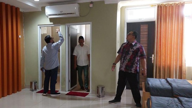 Direktur Layanan Haji Dalam Negeri Saiful Mujab melakukan pengecekan Asrama Haji Pondok Gede Senin (16/5/2022). Foto: Dok. Istimewa