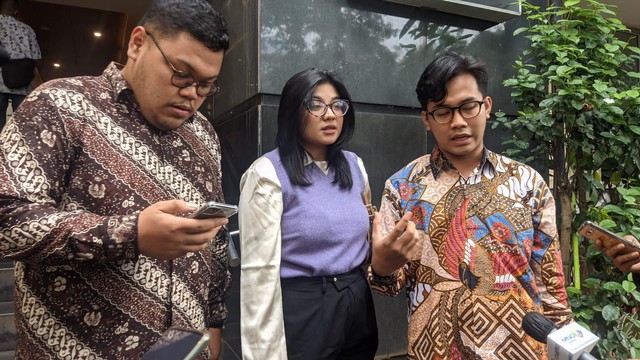 Dea Onlyfans (tengah) saat di Polda Metro Jaya, Jakarta, Selasa (17/5/2022). Foto: Jonathan Devin/kumparan