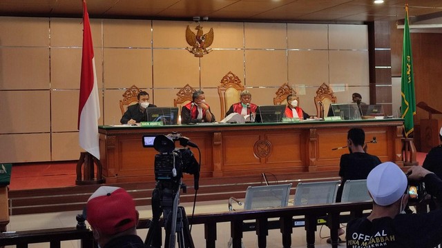 Suasana sidang lanjutan Habib Bahar bin Smith dengan agenda pemeriksaan terhadap saksi di Pengadilan Negeri (PN) Bandung pada Selasa (17/5/2022). Foto: Rachmadi Rasyad/kumparan
