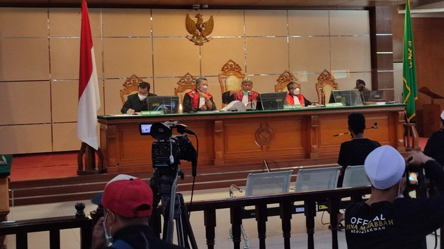 Suasana sidang lanjutan Habib Bahar bin Smith dengan agenda pemeriksaan terhadap saksi di Pengadilan Negeri (PN) Bandung pada Selasa (17/5/2022). Foto: Rachmadi Rasyad/kumparan