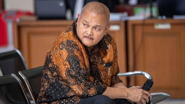 Terdakwa dugaan korupsi pembelian gas bumi PDPDE, Alex Noerdin menjalani sidang di Pengadilan Tipikor Palembang, Sumatera Selatan, Selasa (17/5/2022). Foto: Nova Wahyudi/Antara Foto